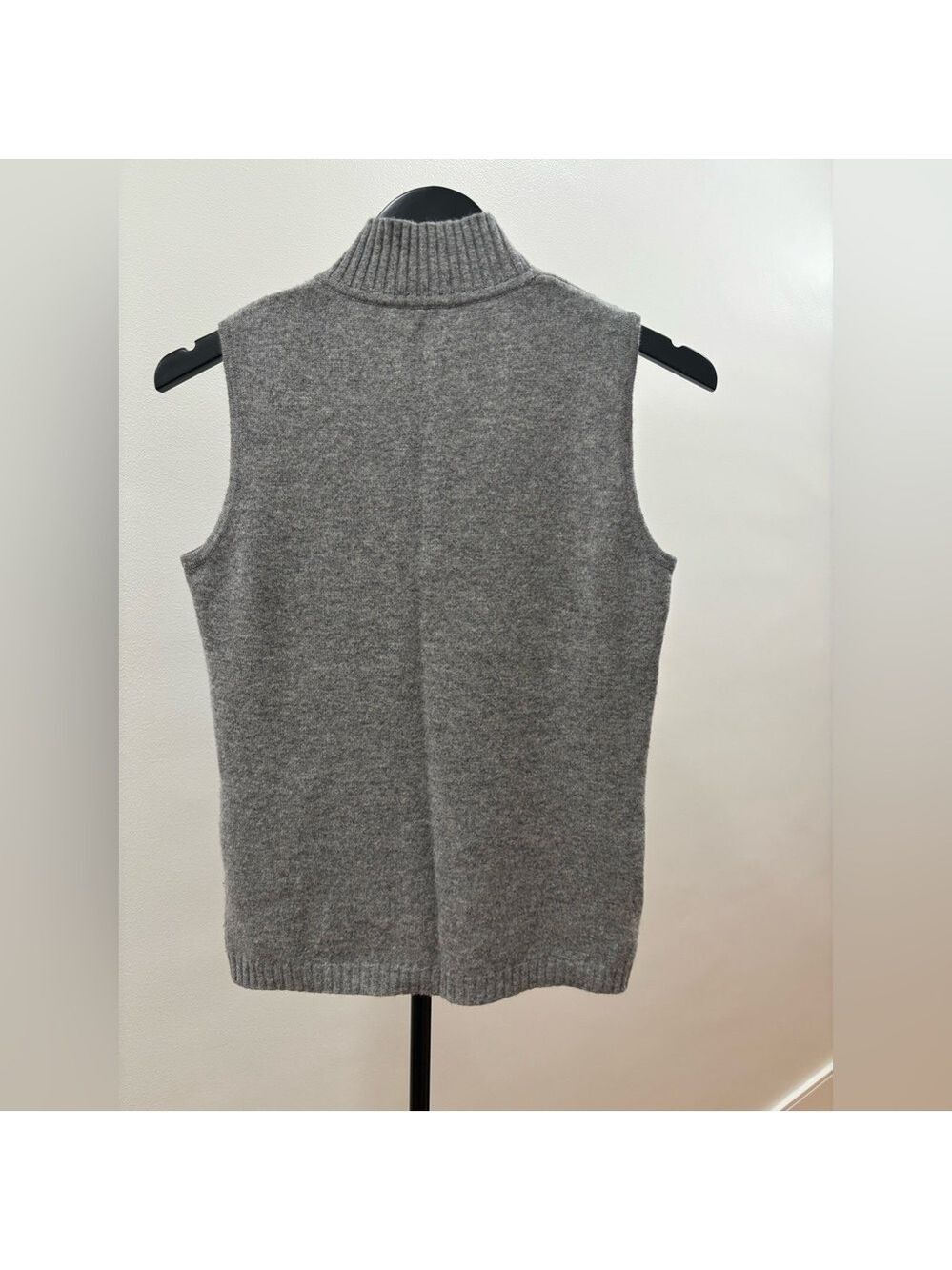 267. ST JOHN Boutique Pure Cashmere Gray Cable Knit Sleeveless Sweater - Picture 3 of 9